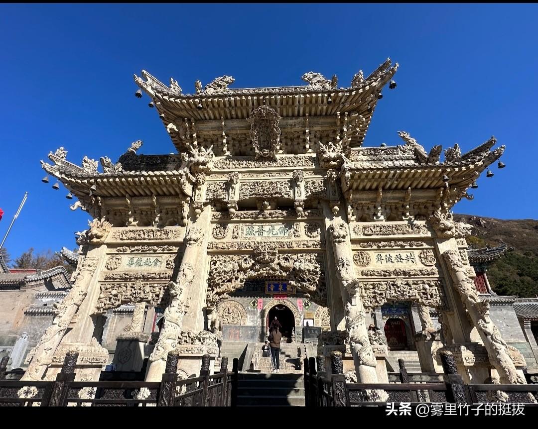 郭德纲遭举报后首度露面，德云社当真没倒闭？
10月11日，天津中华剧院门前人流如