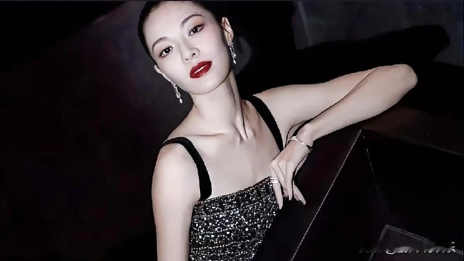 钟楚曦自己化妆一年能省下来一套房？这背后究竟藏着怎样的省钱秘诀？
钟楚曦，这位被