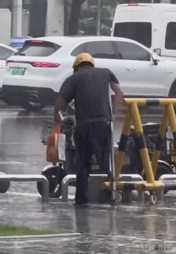 生活就是一单接着一单，都在拼命地活着！
今天下雨，看见一个拄着拐杖的外卖员在冒雨