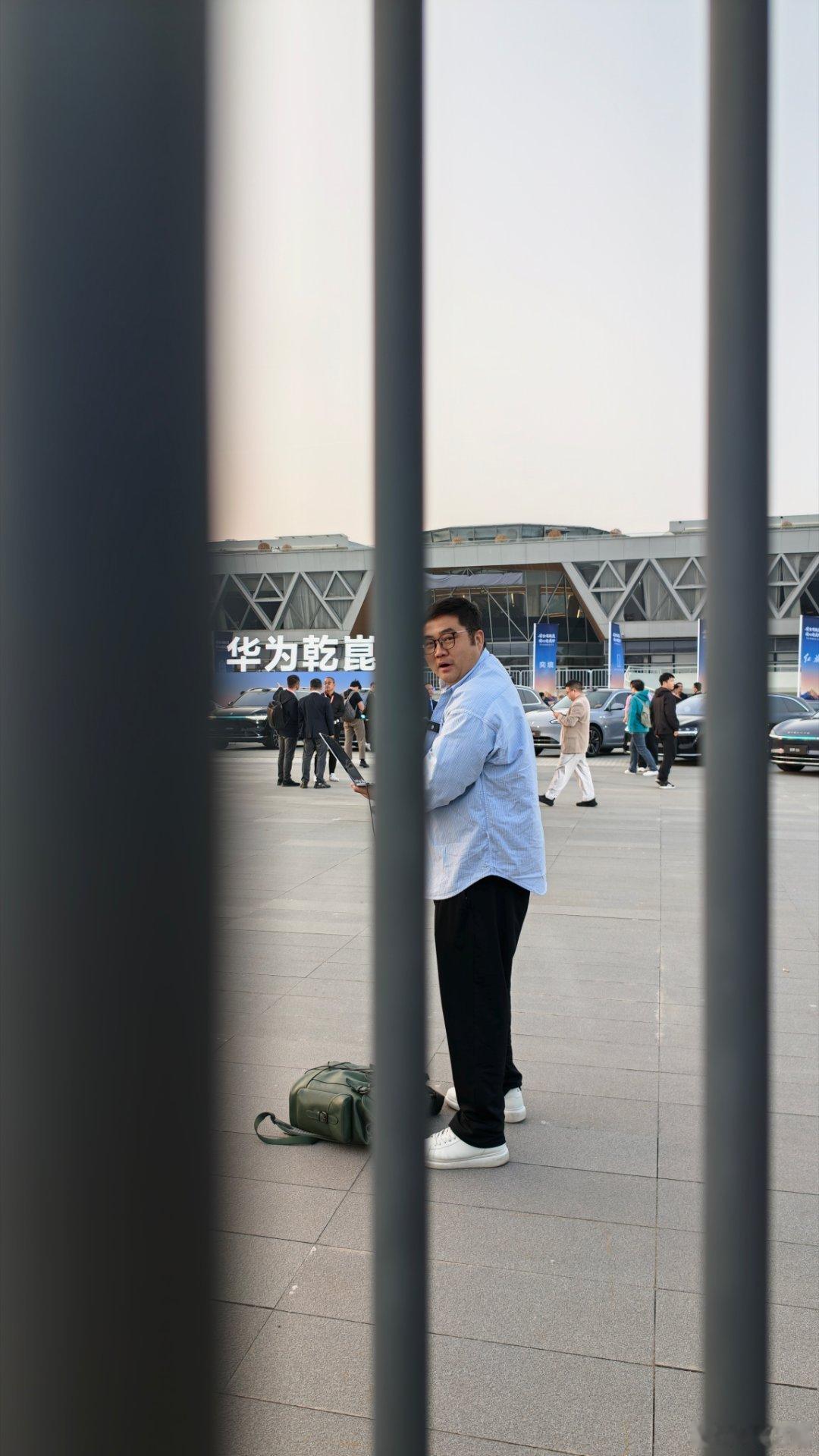 活该这家伙赚钱，到哪都抱着电脑