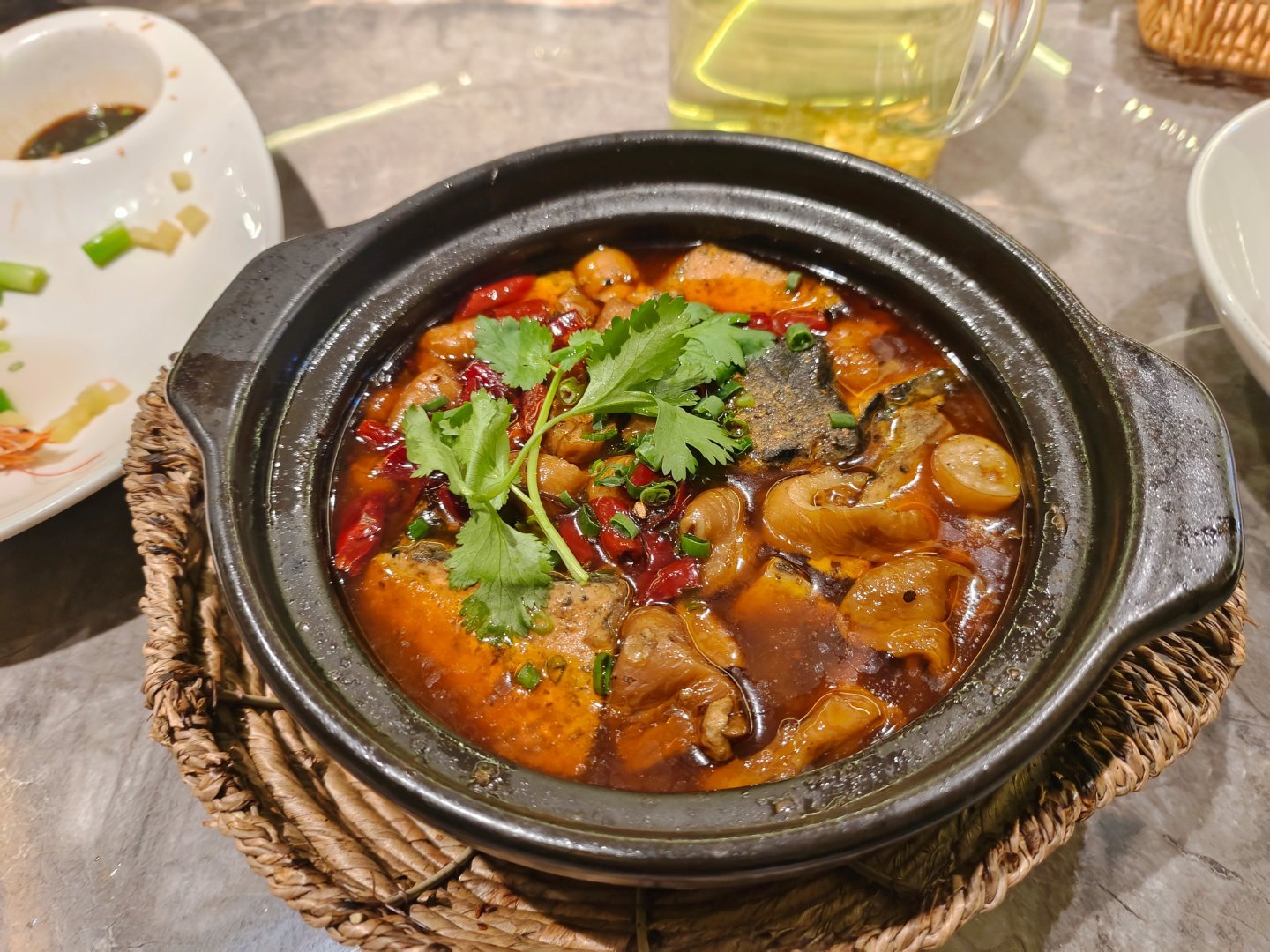 还是得多生娃，长辈兄弟姐妹多，一大家子一桌都坐不下，热闹呀！我回头跟领导商量一下