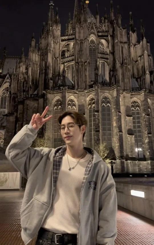 段馬克絕對是男偶像穿搭拍照的教科書之一
誰能看出此男93年啊
不知還以為是03年