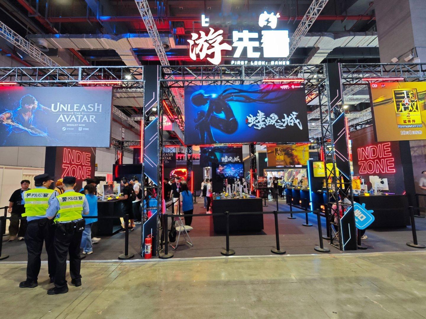 游先看的展位里有印度神游《超越阿凡达》的试玩，这是整个展位里人气最高的体验游戏，