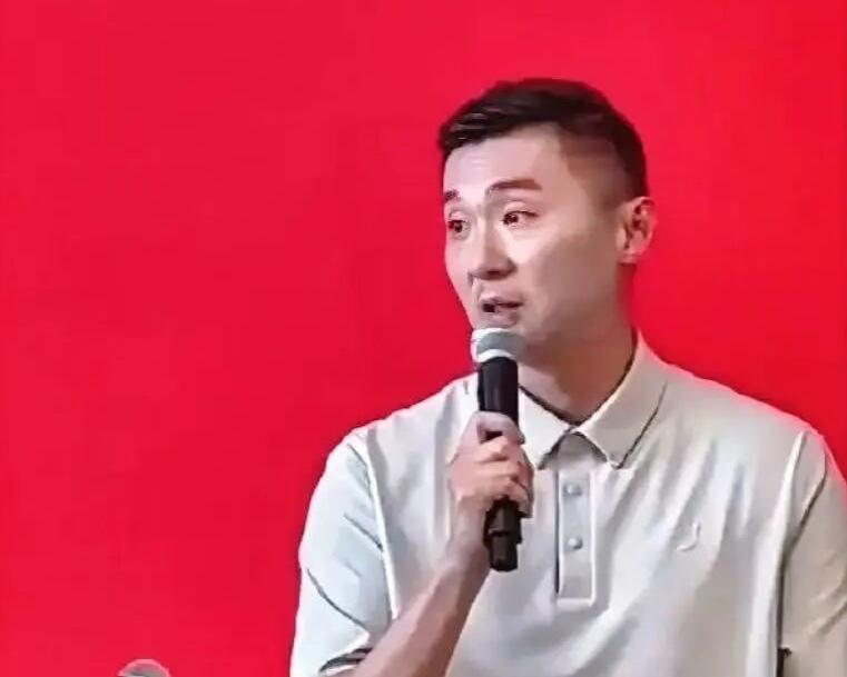 刘炜建言国家队建设：固定核心阵容，以长期磨合筑牢团队战力
 
前男篮国手刘炜针对