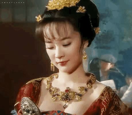 霍思燕古装造型好美霍思燕一直都美，皮肤白、很妩媚的那种美，古装造型楚楚动人，含情