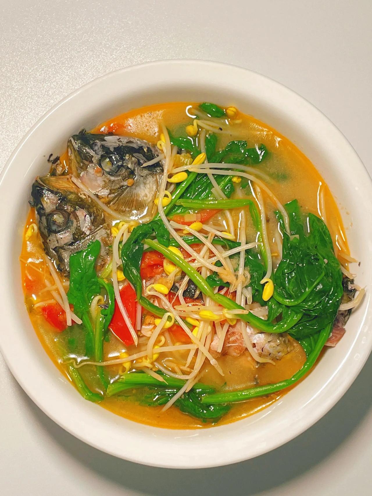 番茄鲫鱼汤
做法如下：
注备食材：鲫鱼，西红柿，菠菜，豆芽，蒜，葱，姜
1、鲫鱼