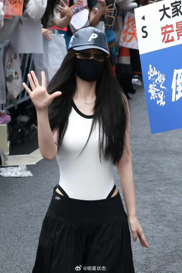 虞书欣连体衣好辣 