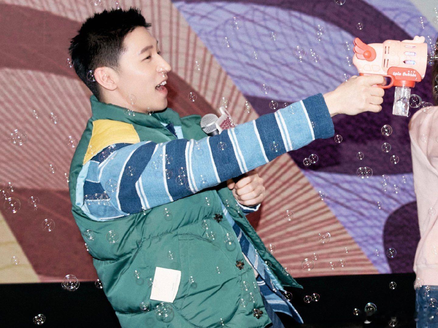 孙阳好帅  孙阳在综艺节目中的表现可圈可点，玩游戏时的认真执着，偶尔展露的幽默风