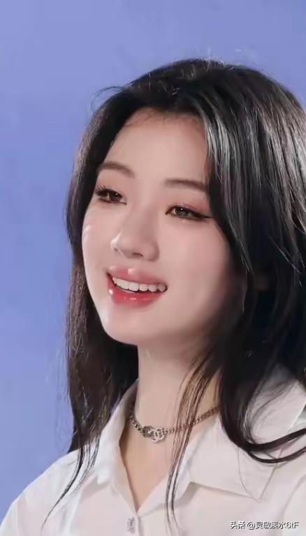 还记得2020年《中国好声音》里的单依纯，盲选时所有导师都为她转身，最后跟着李健