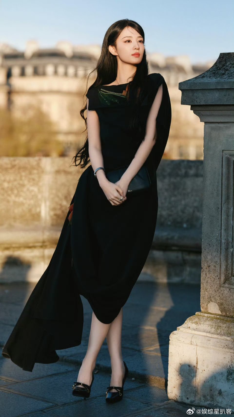 王楚然没有不闪耀巴黎的义务 王楚然的美安静却有力量，从容不迫的样子，让整个巴黎都