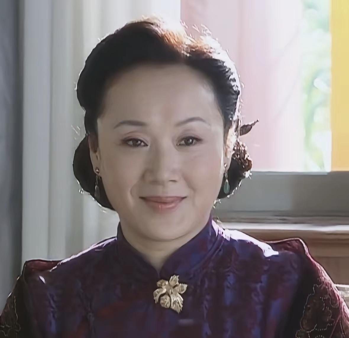 《金粉世家》中，金太太这容颜保养的绝对有道。一生生育了七个孩子，四个男丁，三个女