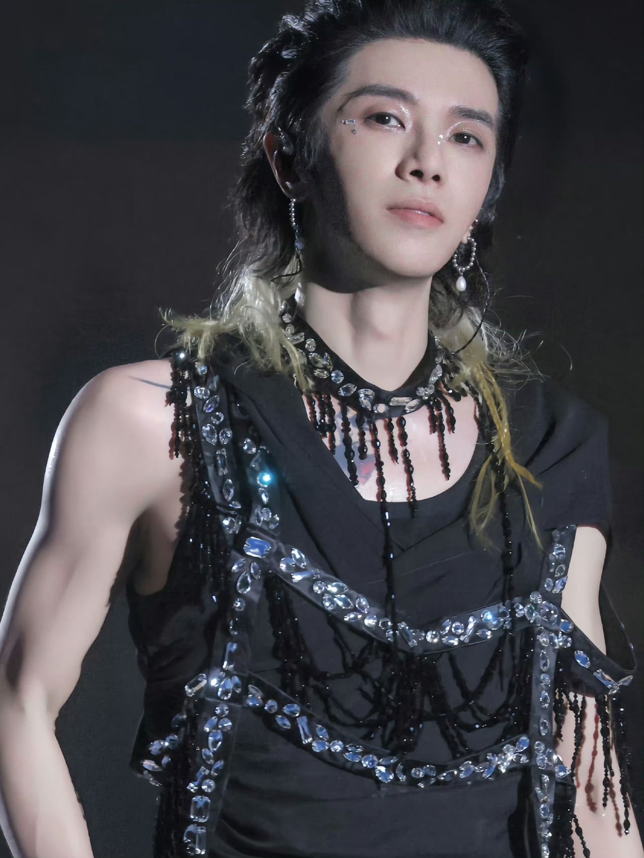 #华晨宇健身了吗# ✌🏻#华晨宇肌肉线条# 想问是健身了吗？昨晚南昌演唱会上露