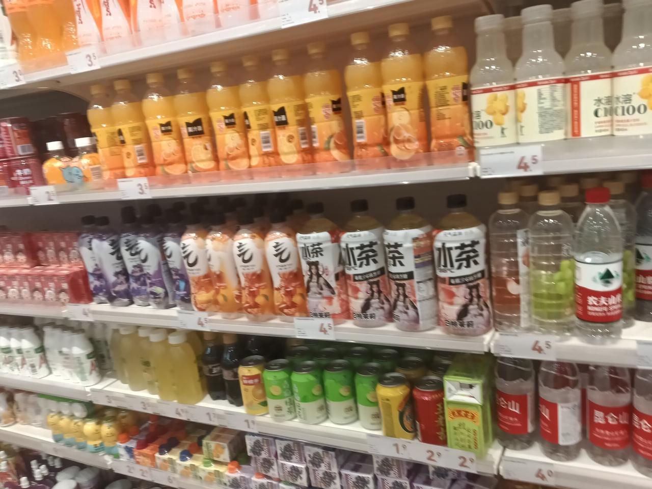 天气炎热，超市里准备买点饮料，结果差点就犯大错，这哪个倒霉孩子干的好事啊？
