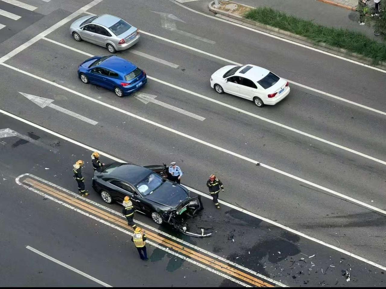 这撞击力度可不小，另外一台车直接去辅路了！？
劳斯最后停在逆行上，而且地上也没有
