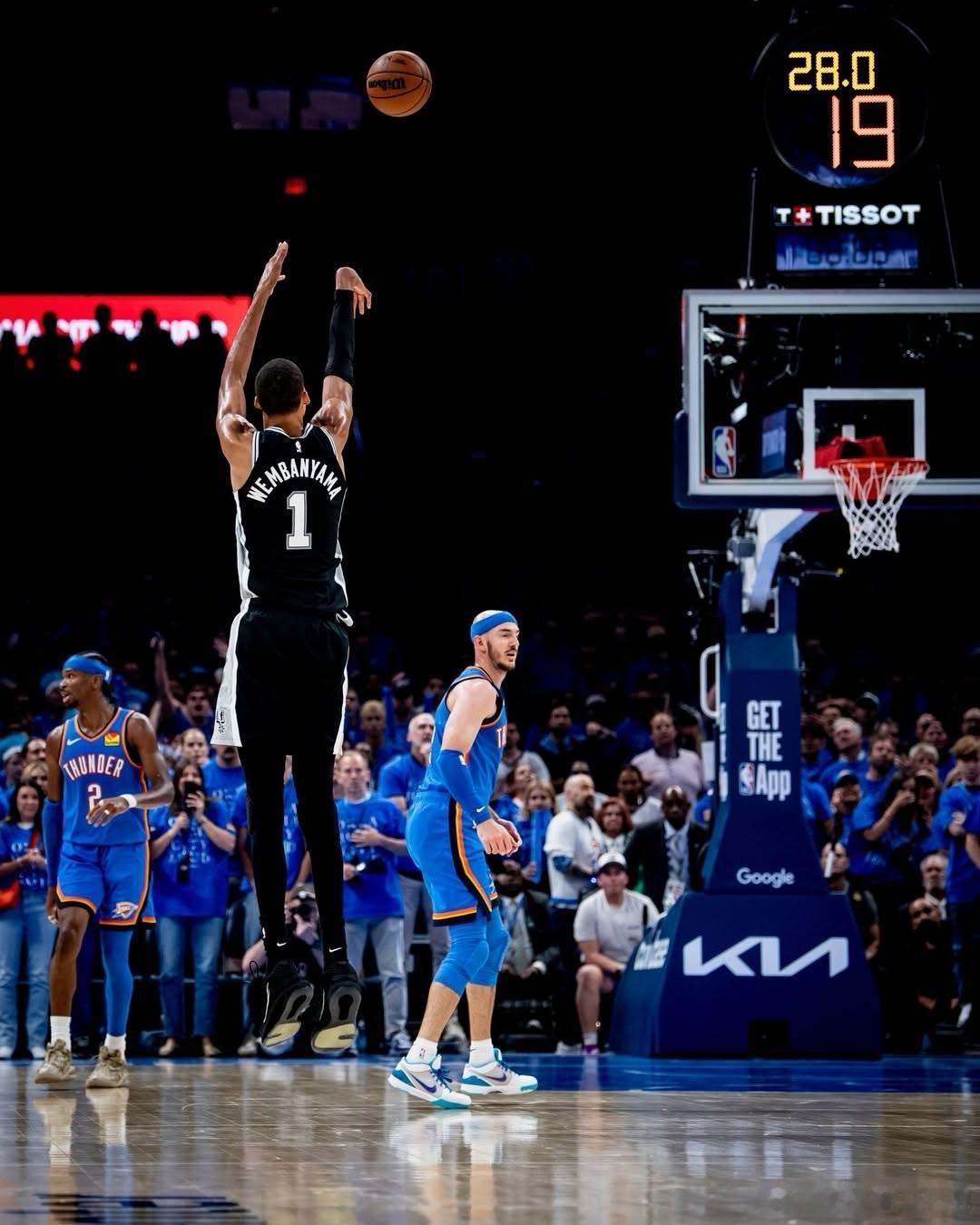 NBA西决第一场没人再喷亚历山大了，因为文班亚马扛起了所有聚光灯 