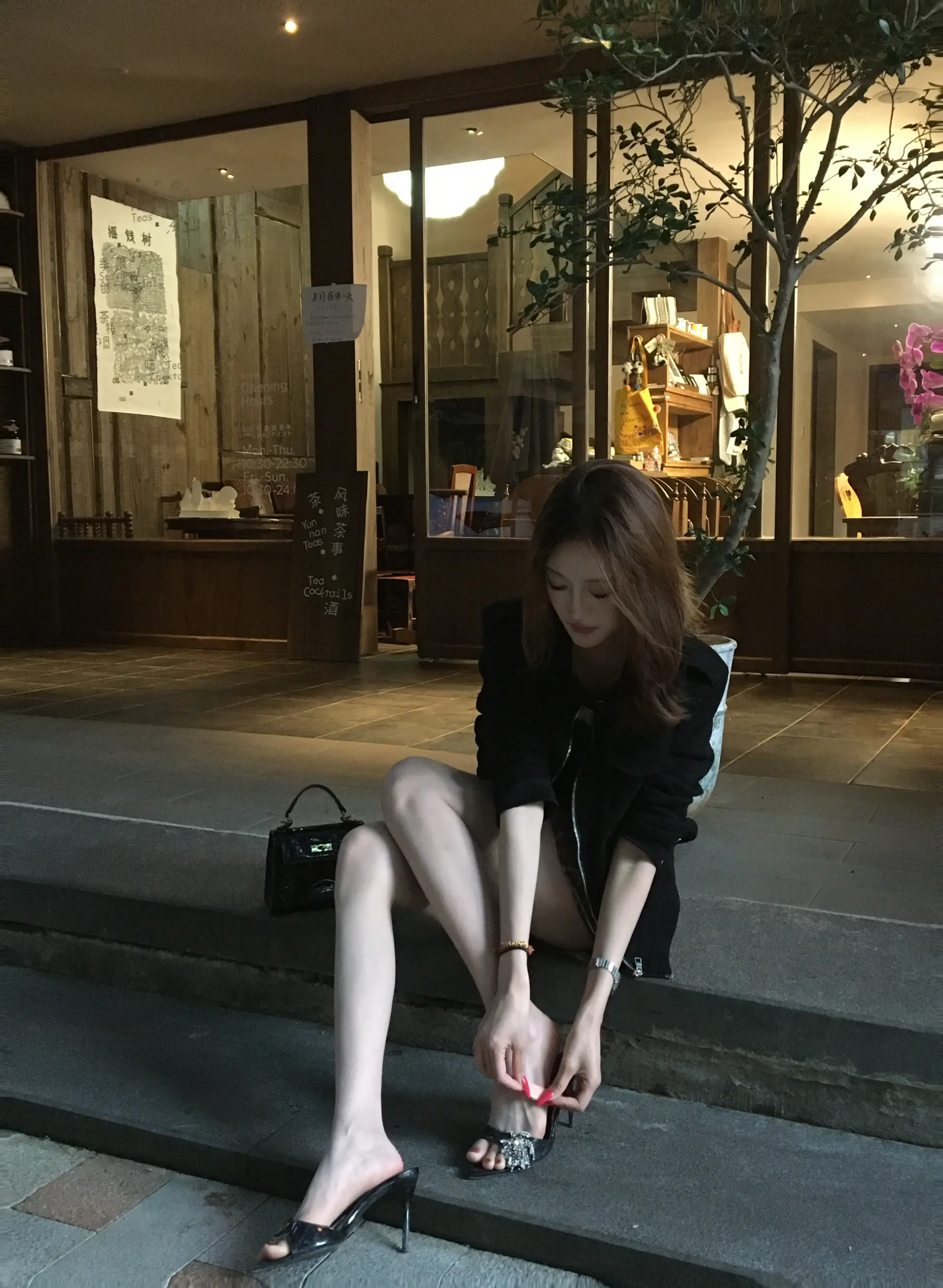 忘不了她芳名 忘不了那场景。