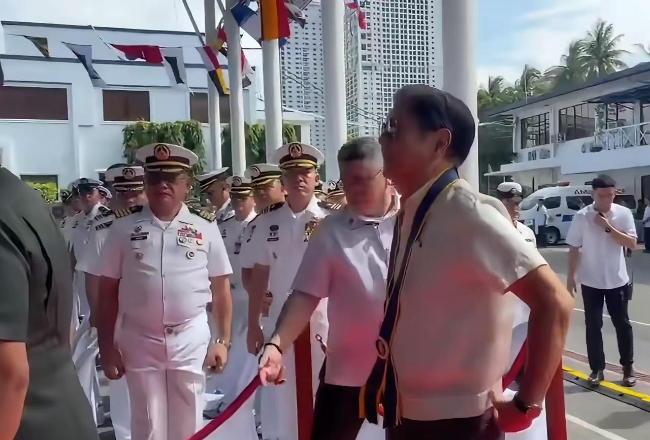 小马科斯出席新军舰服役仪式，看来是压根没有把大地震放在心上。据报道，菲律宾总统小