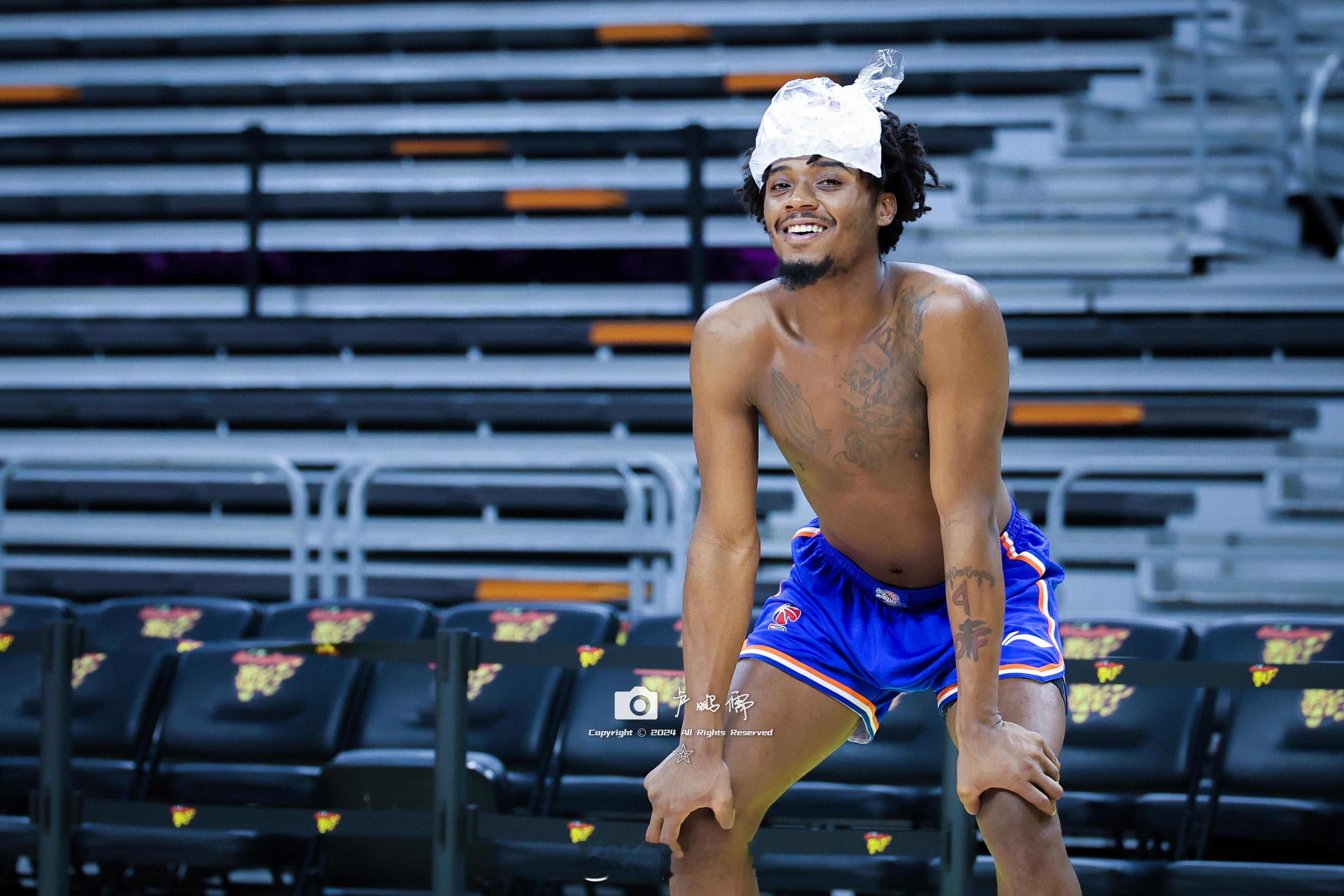 这馆是真热啊🥵🥵🥵坐着啥也不干 十分钟都能滴这么多汗看我们黑根斯热的 物理