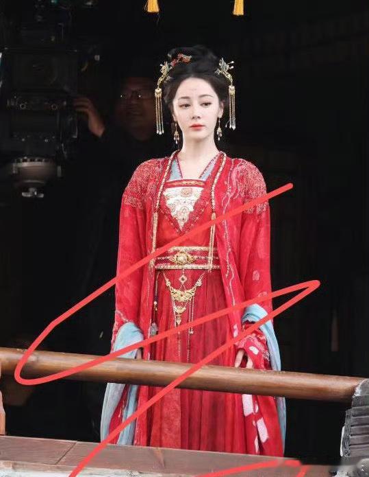 迪丽热巴贺思慕红衣造型 ，我见犹怜的美艳，梦回红衣凤九[送花花] ​​​