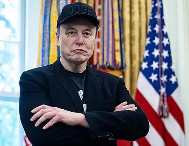 最魔幻的一件事发生了。

美国人一边咬牙切齿地给中国产的变压器加了 104% 的