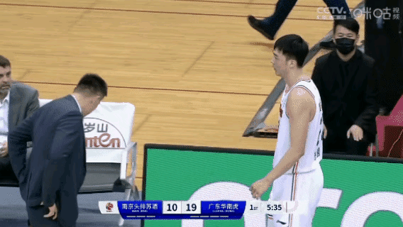 杜锋骂张明池！
广东队在CBA第三阶段豪取十二连胜，成为全联赛唯一保持不败的球队