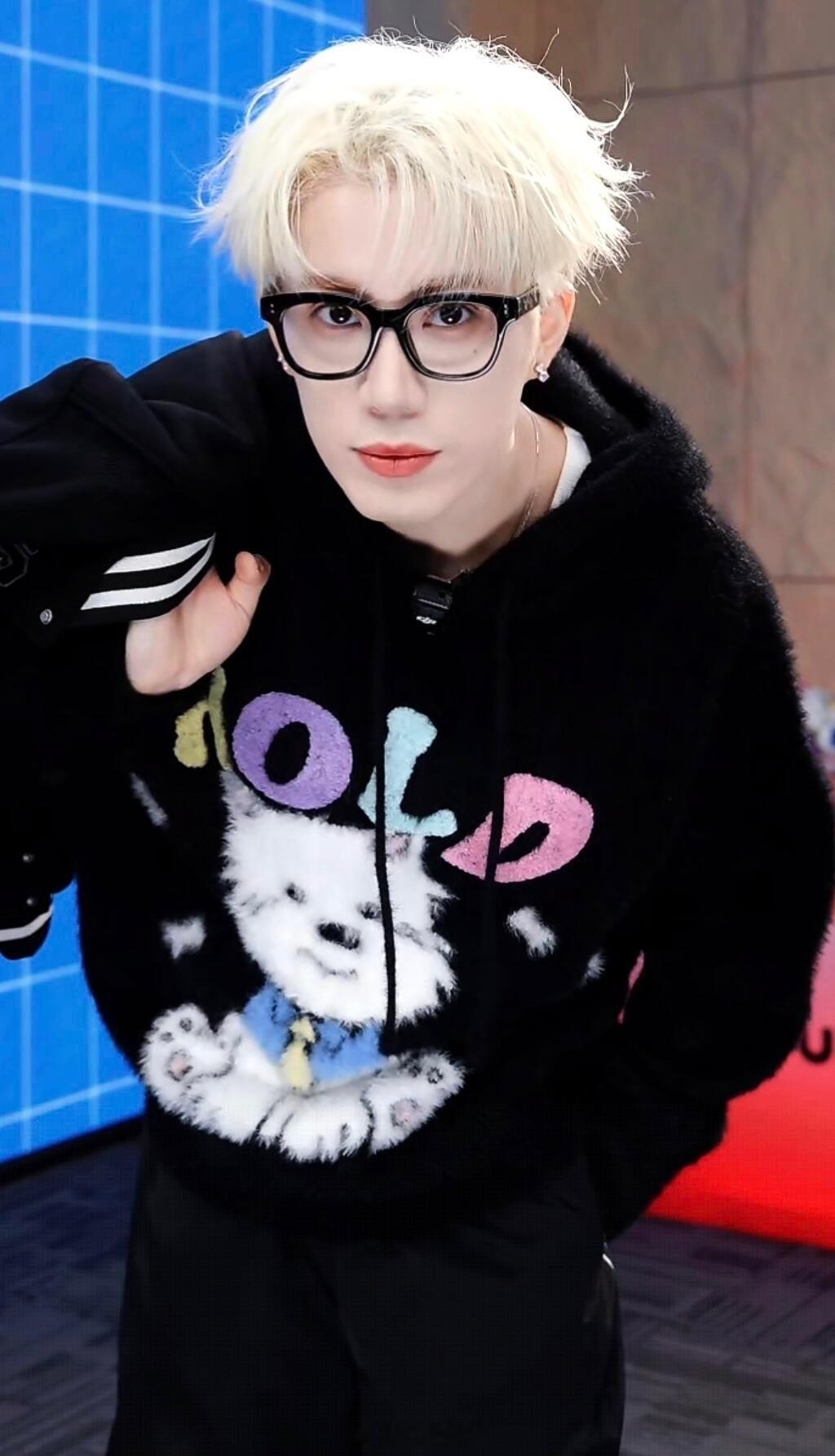 哎呀，这是哪位大帅哥呀？帅成啥样了啊 谁能拒绝贴脸小狗 路卓豪  鹭卓   十个