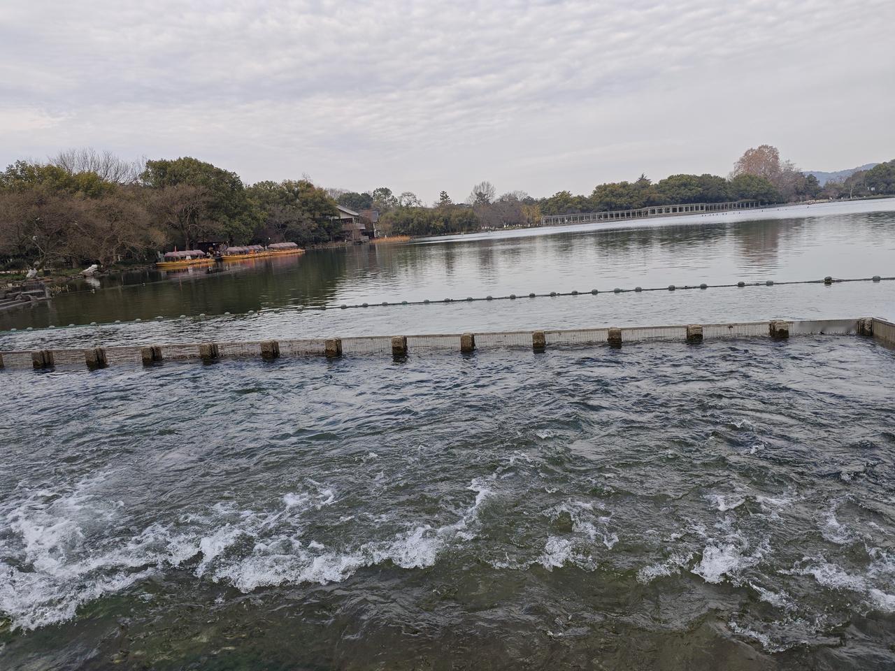 我很想看到我中国人民解放军的军舰能在台湾十二海里内航行，军机能穿台飞行，进行绕岛