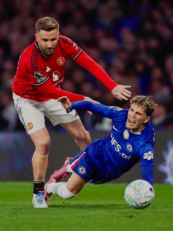 talkSPORT记者Alex Crook：切尔西愿意在今夏出售加纳乔，因为高层