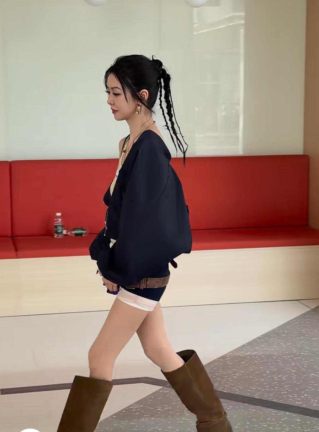 四十几岁的人了，不管是身材还是脸蛋都是满满的少女感！
她应该是香港唯一一个保养的