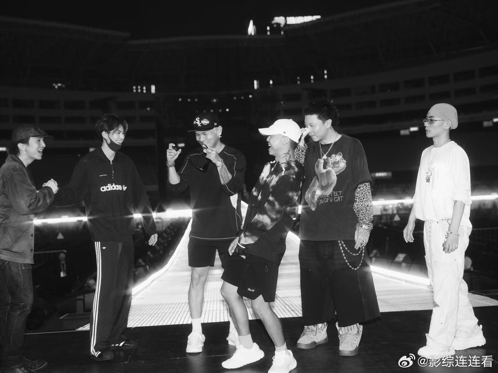 王鹤棣探班GAI王鹤棣去了GAI演唱会彩排现场好友线下探班，简简单单的互动就很戳