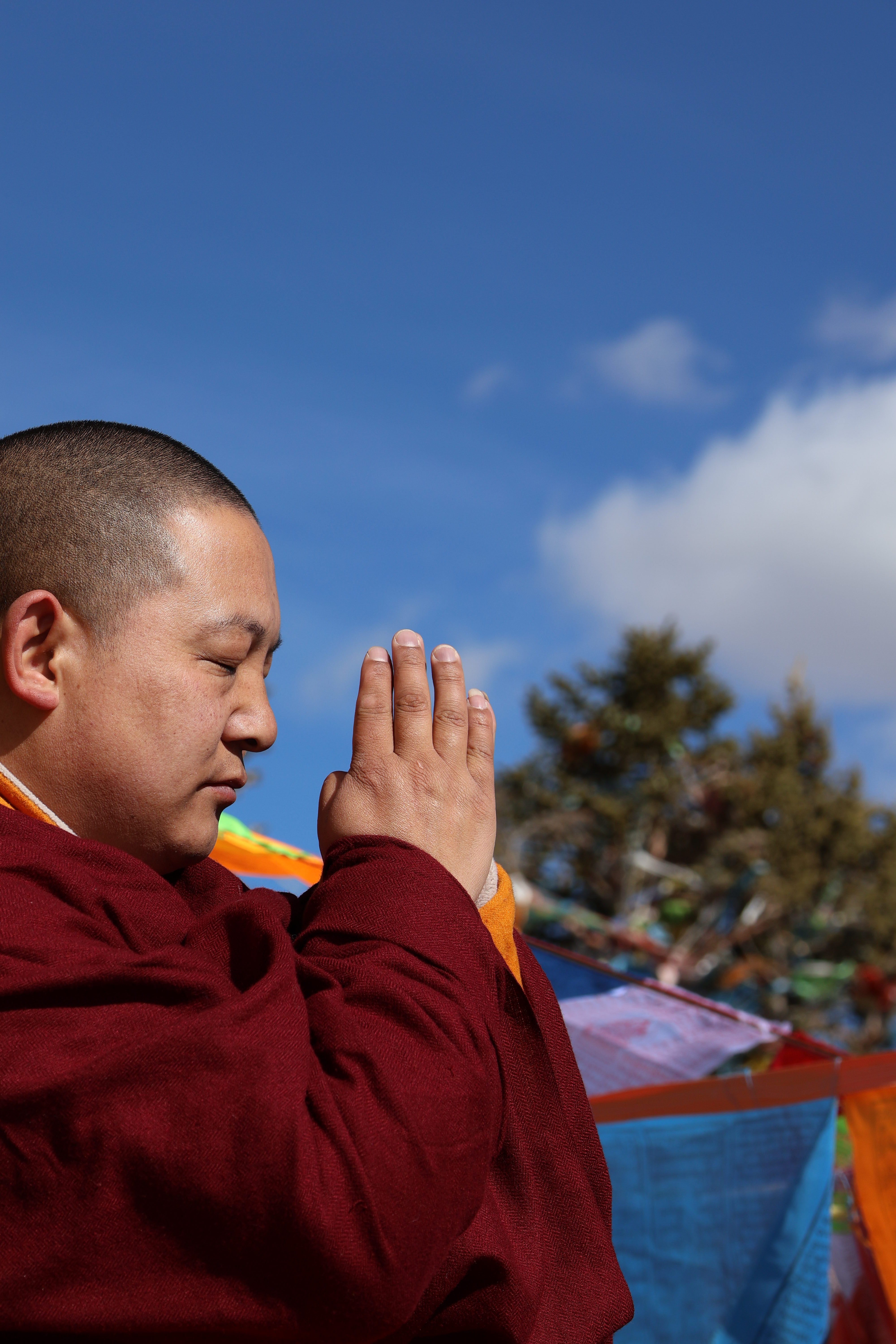 佛教从来不伤害别人，也不去诋毁别人，对方信教不信教都一视同仁地尊重，甚至视对方为