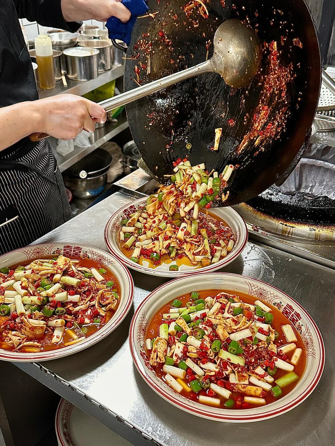 锅气十足的小店！！好爱成都这家苍蝇馆子


（真实体验，请勿误判）
成都的爆炒川