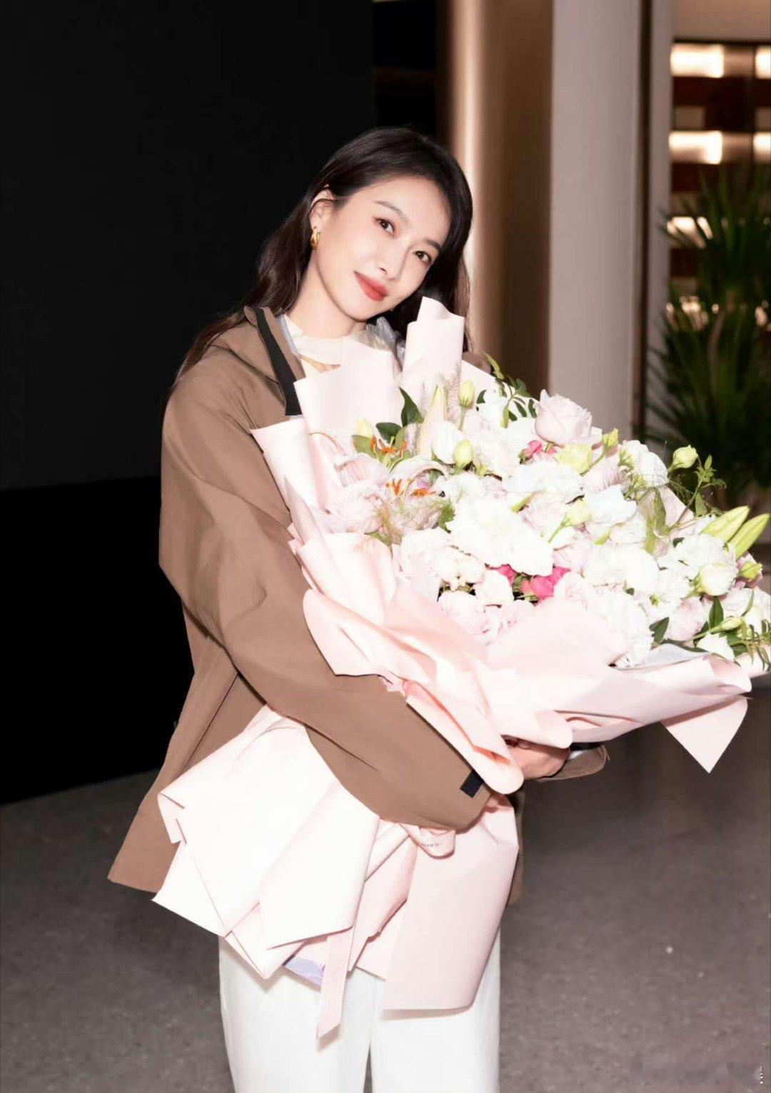 宋茜林妍柒杀青，杀青捧花照，