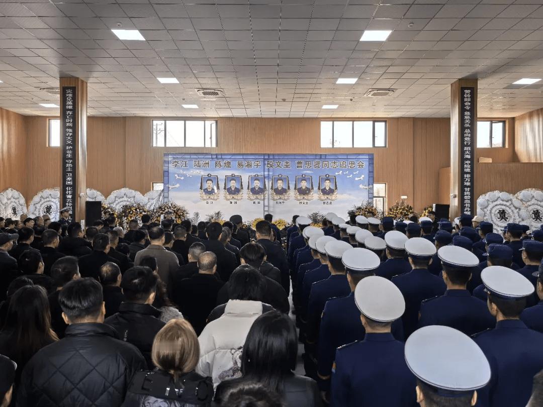 送别英雄，一路走好！湖南新化县消防救援局的6名消防员，在完成灭火救援任务归队的途