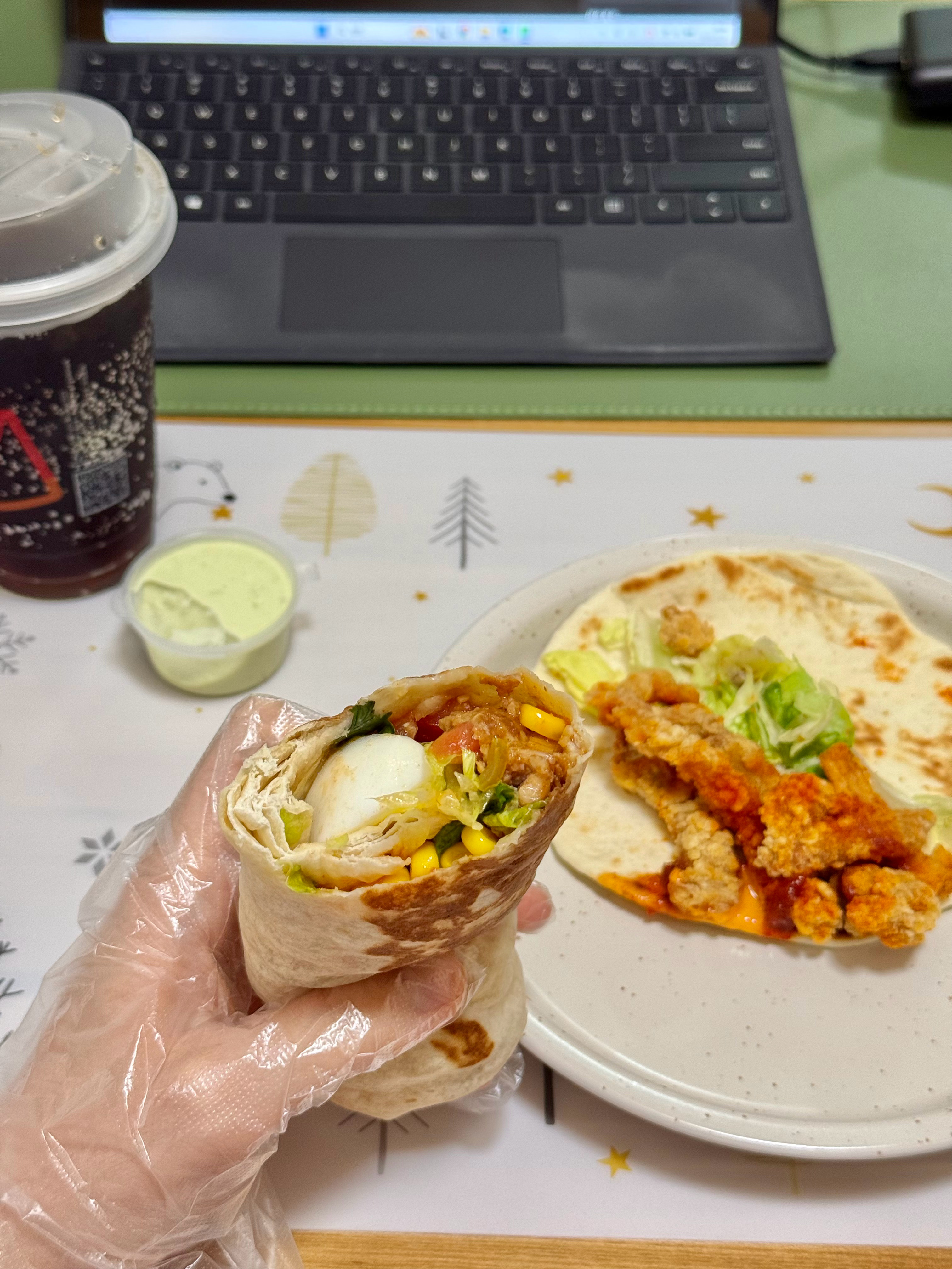 Taco Bell🌮｜新品牛油果莎莎烤鸡卷，搭配牛油果沙拉酱不错🌯（可惜外卖