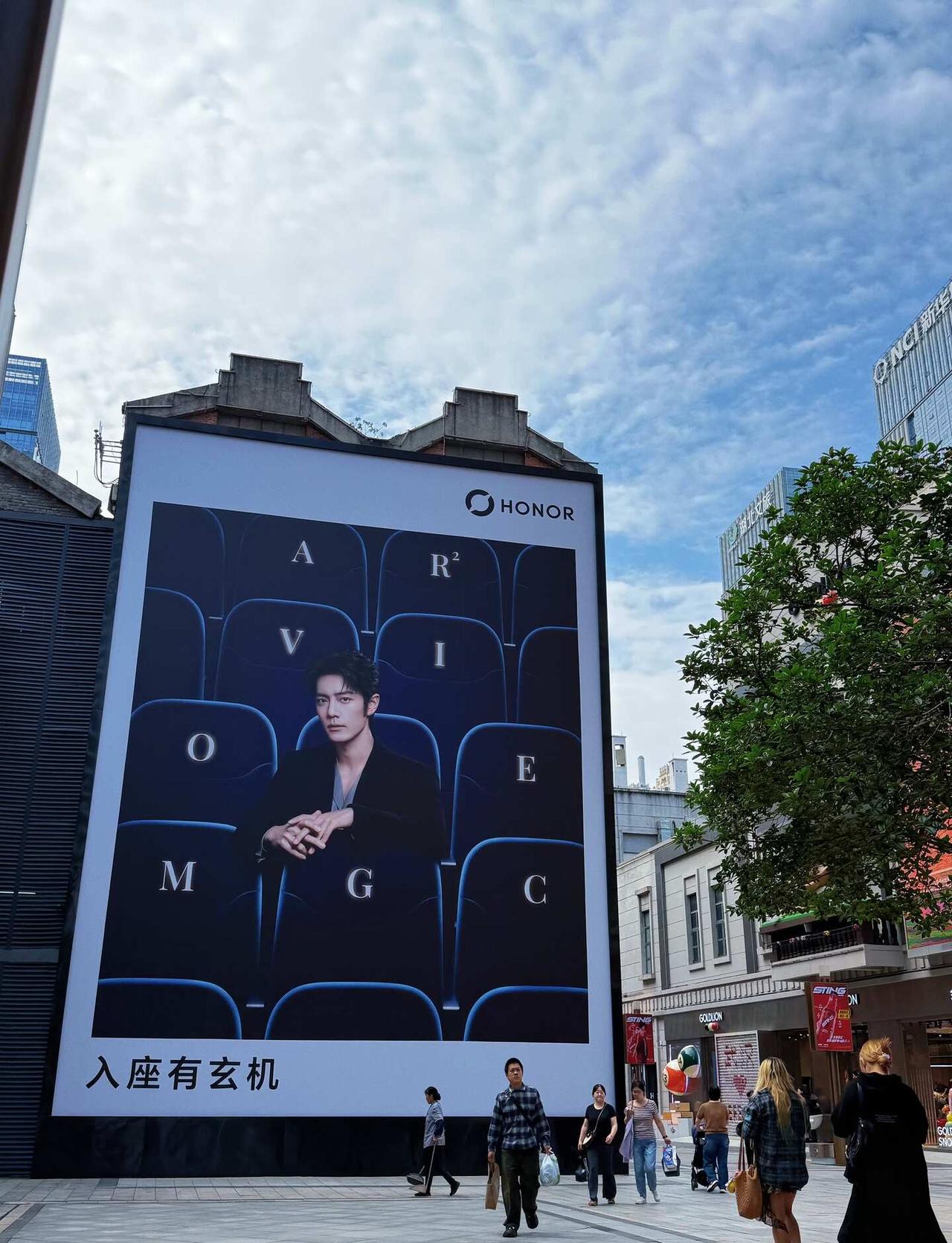 是谁那么好运🍀在汉街SKP偶遇霸屏的战战
刚好赶上这份很有宿命感的“双十”奔赴