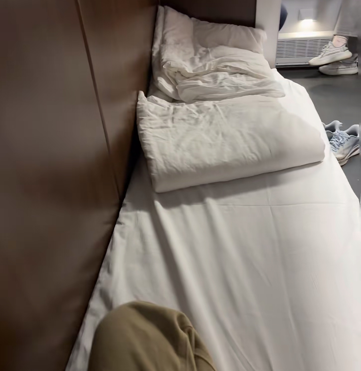 换下铺 我给拒了刚上车屁股还没坐热，就有一个男的来找我换下铺，说自己妈妈年纪大了