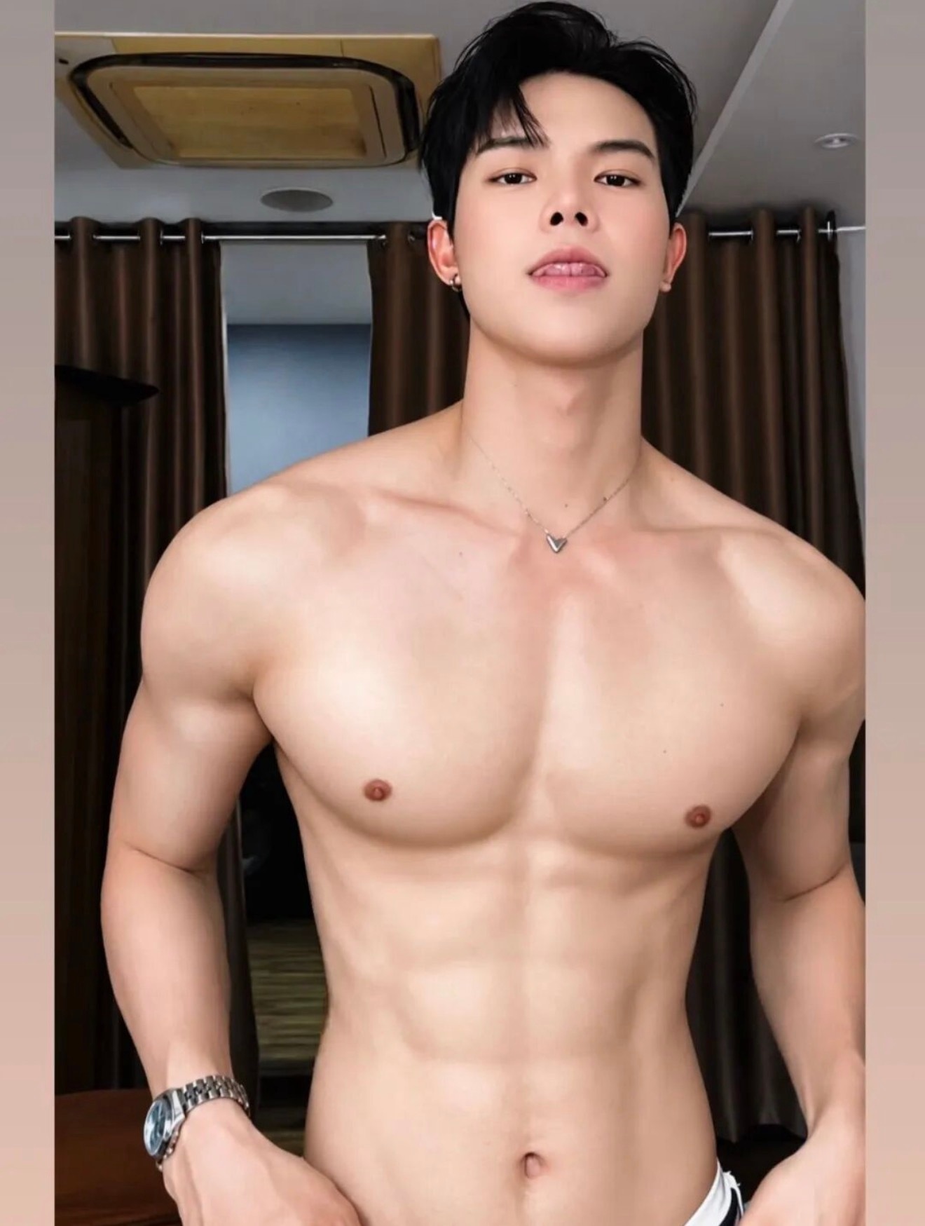 与其抱怨命运不公，不如努力逆天改命；与其羡慕他人光芒，不如点亮自己的灯。 ​​​
