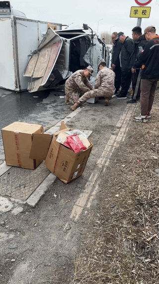公路上突发车祸！
120急救车正在赶来的路上。
幸好有一辆军车正好路过这里，车上