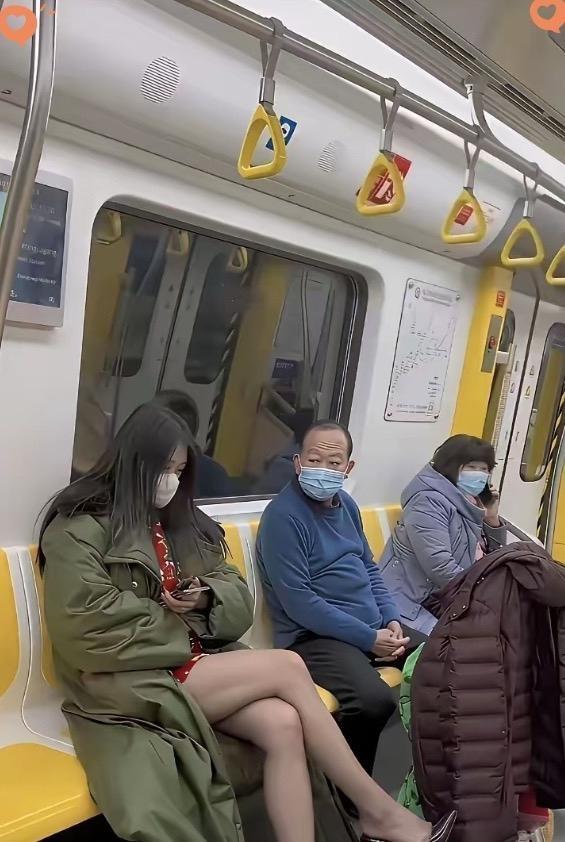 大爷看见军大衣都笑了