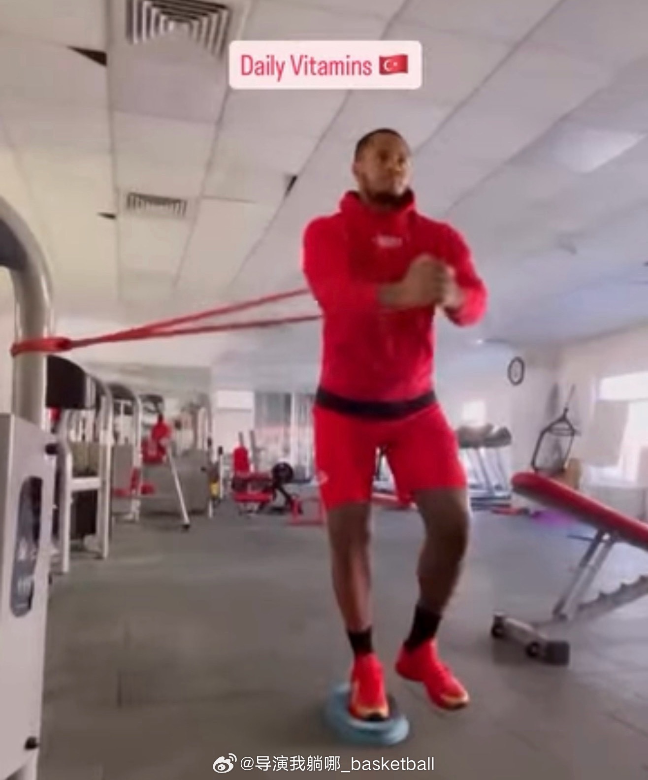 马库斯·亨特已经到达新球队开始训练了，目前辽宁男篮还没有官宣裁掉他，他在辽宁拿到