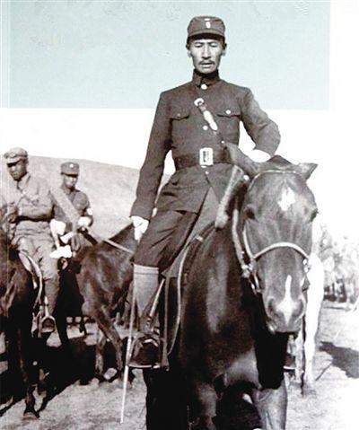 1932年2月，黑龙江齐齐哈尔城里的气氛有些微妙。日本人把一份文件推到马占山面前