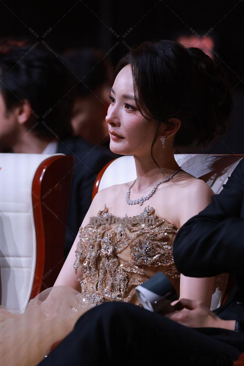 祖海认领杨幂百花奖的内场图，这么生的图也这么美，穿这么好看品牌还不得太发特发 