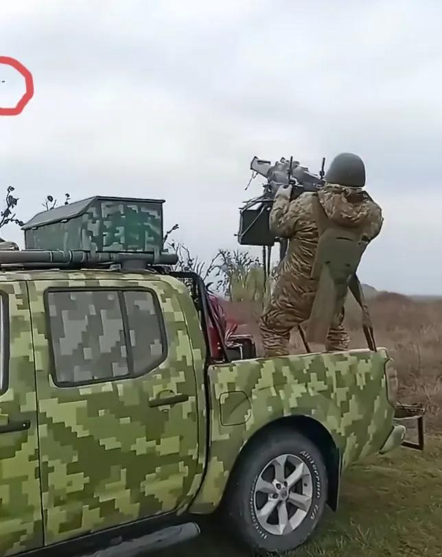 乌克兰机动防空部队击落了一架俄军的“天竺葵”-2无人机，注意乌军射手使用的武器是