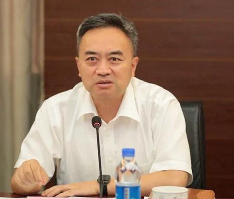 自己管着纪律，却更狠的违纪！应当罪加一等！

看看他都干了些啥？

1.贪污！骗