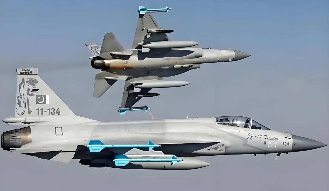 枭龙战机突然变得炙手可热起来，报道称，至少有6个国家已经签署或即将达成采购协议。