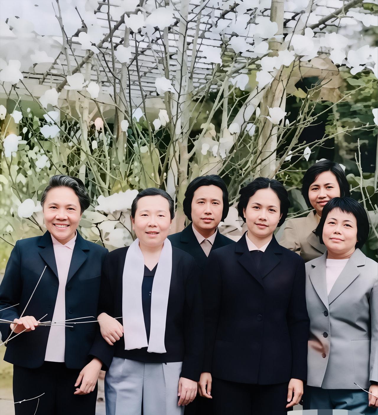 六位开国元勋夫人的珍贵合影。从左至右依次为：蔡畅，李富春夫人。李伯钊，杨尚昆夫人