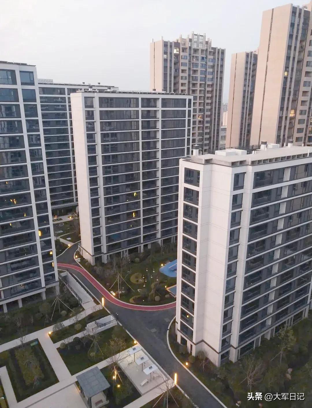 现在真别乱卖房！边远旧房子一卖就亏到心疼
 
千万别急着把边远、老旧的房子卖掉，