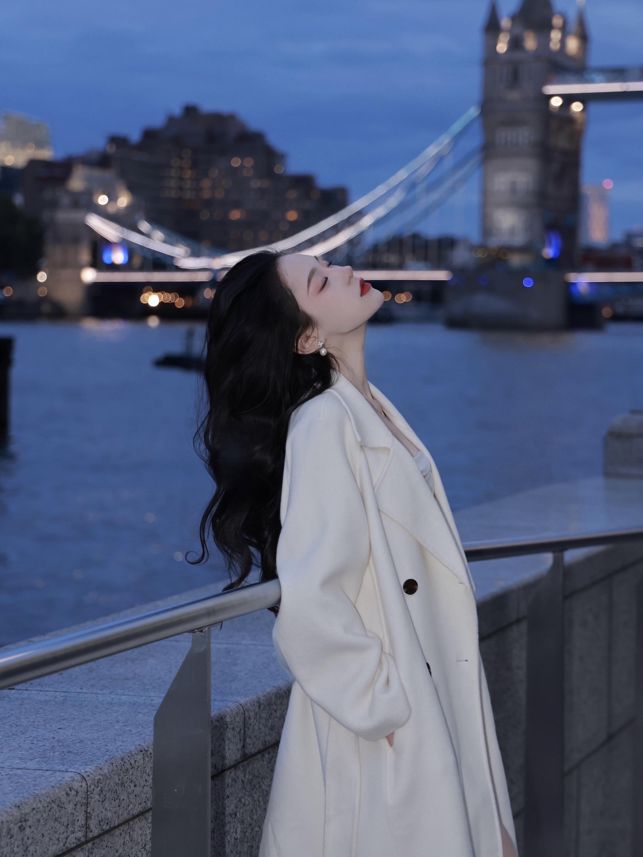 后来你去了纽约 我回到了伦敦 我们都走了很远 远到提及往事时总会加上 ...