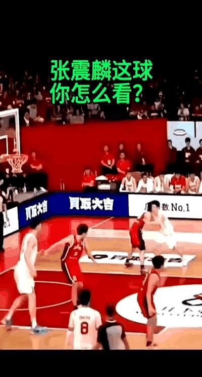 联赛里嚣张怒吼，国际赛却连运球都犹豫。
 
面对两米二六的徐昕，张镇麟完成暴扣。